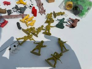 lot 83 image: ARMY MEN AND FARM ANIMALS