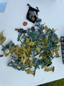 lot 87 image: LARGE LOT OF PLASTIC ARMY MEN