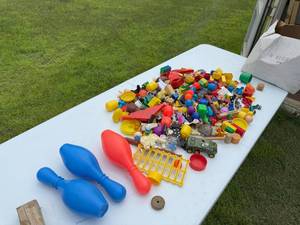lot 88 image: PLASTIC TOYS