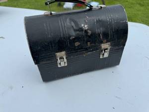lot 93 image: METAL LUNCH BOX