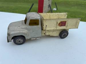 lot 94 image: GRAY METAL DUMP TRUCK