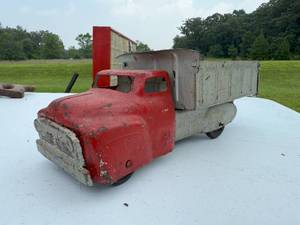 lot 95 image: RED METAL DUMP TRUCK