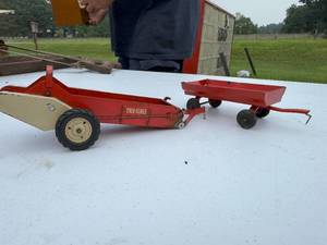 lot 96 image: TRU-SCALE MANURE SPEADER AND WAGON