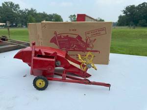 lot 5 image: TRU-SCALE MODEL COMBINE IN BOX