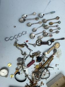 lot 98 image: TRICNKETS