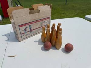 lot 100 image: WOODEN BOWLING PINS IN BOX