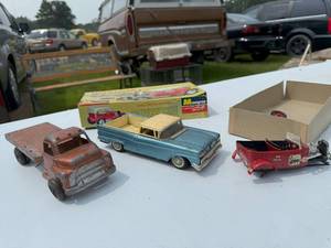 lot 115 image: THREE TOY CARS