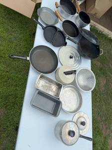 lot 123 image: LARGE LOT OF POTS AND PANS