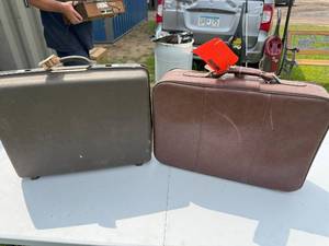 lot 134 image: VINTAGE SUITCASES