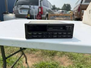 lot 135 image: FORD RADIO