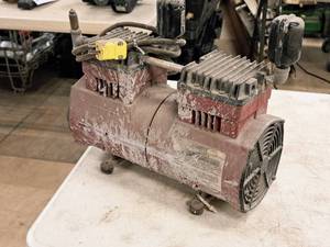 lot 40 image: Sprayit Piston Compressor