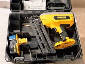 lot 56 image: DeWalt 18V 16-GA Finish Nailer Angled Magazine DC618 with Battery, Case