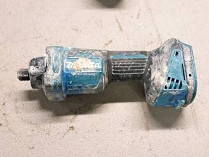 lot 82 image: Makita 18V Drywall Router  Cut-Out Tool XOC02