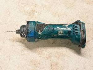 lot 95 image: Makita 18V Drywall Router  Cut-Out Tool XOC01