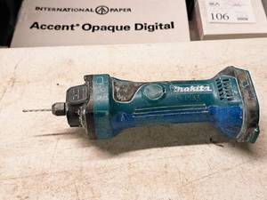 lot 96 image: Makita 18V Drywall Router  Cut-Out Tool XOC01