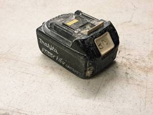 lot 100 image: Makita 18V 3.0Ah 54Wh Rechargeable Lithium Ion Cordless Tool Battery BL1830