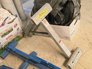 lot 186 image: Lot of (1) Werner 300-lbs Ladder Jack 10-20-02