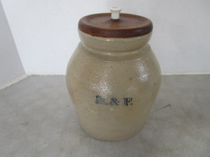 lot 20 image: Antique Stoneware Crock