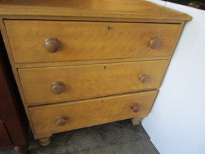 lot 9 image: Antique 3 Drawer Dresser