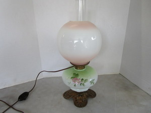 lot 35 image: Vintage GWTW Style Lamp