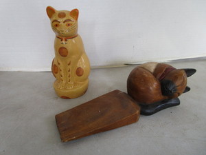 lot 39 image: Cat Door Wedge & Clay Figure