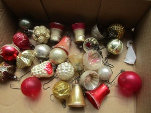 lot 59 image: Vintage Glass Ornaments