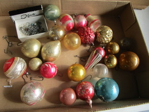 lot 62 image: Vintage Glass Ornaments