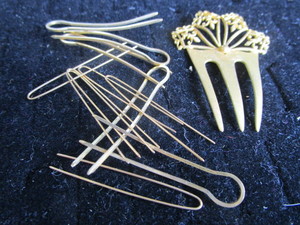 lot 111 image: Gold Air Pins & Comb