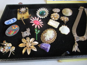 lot 115 image: Vintage Brooches