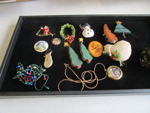 lot 118 image: Vintage Christmas Jewelry