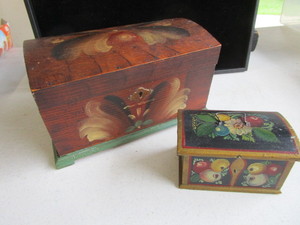 lot 121 image: Mini Wooden Trunk