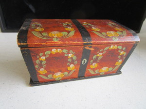 lot 122 image: Mini Trunk, Sweden label