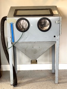 lot 65 image: Industrial Sandblasting Cabinet Abrasive Blast Equipment