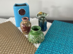 lot 103 image: Set of 4 Small Ceramic Vases andWoven Placemats