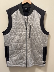 lot 53 image: Oakley Quilted Zip-Up Vest XXL Regular Fit Silver and Black