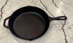 lot 172 image: K - Lodge 10.5-Inch Cast Iron Skillet, Pre-Owned