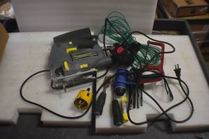 lot 8 image: Box of Miscellaneous Tools