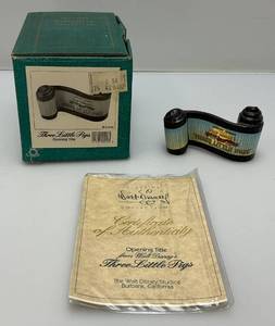 lot 156 image: WDCC Walt Disney Classic Collection (The Three Little Pigs) Opening Title Scroll With COA In Original Box