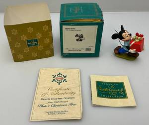 lot 195 image: WDCC Walt Disney Classic Collection 1995 Plutos Christmas  Presents For My Pals Mickey Mouse With COA In Original Box