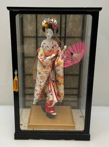 lot 207 image: Vintage Oriental geisha Doll 17 With Glass And Wood Display Case (Has One Broken Glass Panel)