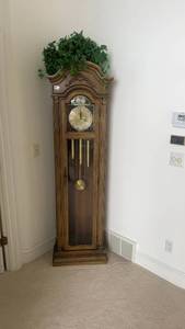 lot 86 image: Tall Wooden Antique Grandfather Clock with Pendulum