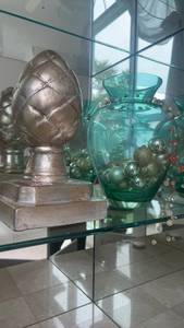 lot 99 image: Decorative Pineapple Finial & Green Vase with Ornaments