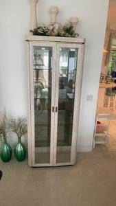 lot 115 image: Light Oak Glass Display Cabinet with Shelves