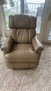 lot 137 image: La-Z-Boy Power Recliner with Remote Control