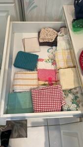 lot 191 image: Collection of Assorted Kitchen Towels and Cloths