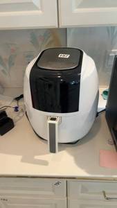 lot 197 image: GoWISE USA 5.8-Quart Air Fryer, BlackWhite