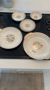 lot 202 image: Set of 5 Cosmopolitan Annabelle Dinnerware Plates - Made in USA