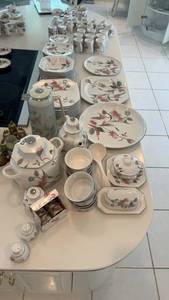 lot 203 image: Mikasa Continental Silk Flowers Dinnerware Set
