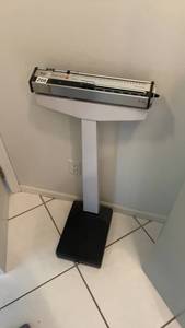 lot 208 image: Sears Heavy-Duty Doctors Scale