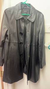 lot 223 image: Colebrook Essentials XL Black Leather Coat